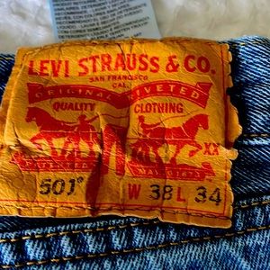 Missing one belt loop in back, see picture! Otherwise perfect